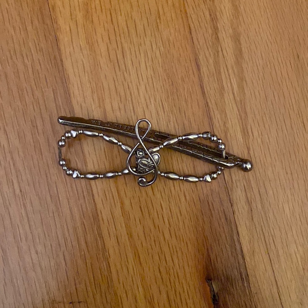 Music clef hair pin